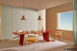 Moderne vergaderruimte met rode tafel, houten stoelen met oranje zitting, hanglampen in koper, beige wandpanelen en grote ram