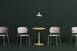Minimalistisch kantoorinterieur met vier grijze stoelen met armleuningen, geel/naturel rond tafeltje en hangende witte lamp t