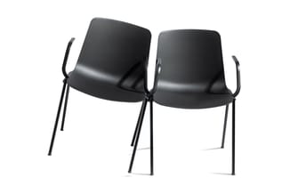 Twee zwarte kunststof stoelen met armsteunen op zwart metalen poten, naast elkaar gepositioneerd tegen witte achtergrond.