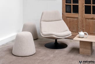 Beige stoffen loungemeubel met twee poefjes en draaistoel op zwart voetsteuk, houten sidetable met witte theepot in minimalis