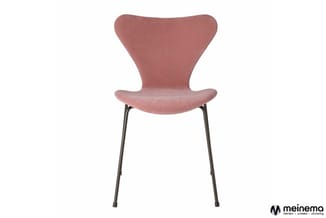 Roze stoel met ergonomisch gevormde zitting en rugleuning, donkergrijs metalen pootframe, vrijstaande weergave tegen witte ac