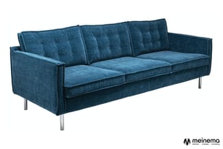 Blauwe driezitsbank met gestoffeerde zitting, kapitonneerde rugleuning en metalen poten op witte achtergrond.