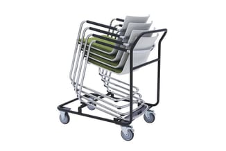 Transportcart met gestapelde vergaderstoelen in grijs en groen, metalen frame met wielen, zwarte beugels.