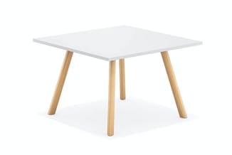 Vierkante vergadertafel met wit blad en vier houten poten in natuurlijke houtkleur, tegen witte achtergrond.