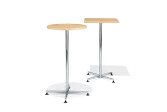 Twee staande tafels met ronde en rechthoekige houten bladen, chromen poten en zilveren kruisvoet op wit oppervlak.