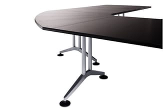 Vergadertafel met zwart blad en grijze aluminium onderstel op wieltjes, boemerang vorm.
