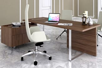 Moderne kantoorinrichting met bruin houten bureau, witte ergonomische bureaustoel, houten zijkast en marmer vloer.