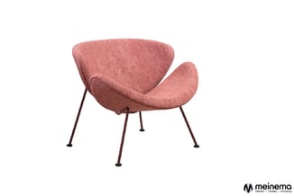 Roze gestoffeerde fauteuil met gebogen zitting en rugleuning, op vier dunne bruinrode metalen poten, tegen witte achtergrond.