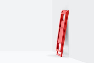 Rode modulaire scheidingswand of akoestiekpaneel, verticaal opgesteld tegen witte achtergrond.