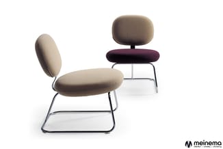 Twee moderne stoelen met rond gestoffeerd zit- en rugleunen op chromen frames. Linkerstoel beige, rechterstoel met paarse zit