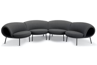 Grijze modulaire loungeset met vier gebogen zitdelen en zwarte metalen poten op witte achtergrond.
