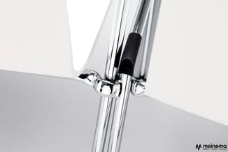 Chromen douchekop met zwart handvat, gemonteerd op witte tegelmuur, gedetailleerde close-up van waterstraal-regeling.
