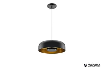 Zwarte hanglampe met goudkleurig binnenoppervlak en centraal gat, aan een zwarte stang aan plafond.