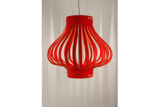 Rode hangende designlamp met verticale lamellen en wit stikseldetail, tegen lichte gestreepte achtergrond.
