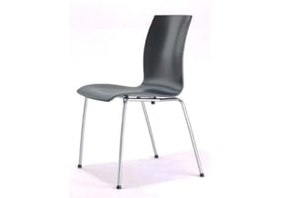 Moderne stoel met zwart gebogen kunststof zitting, zilveren aluminium frame en vier poten, vrijstaand tegen witte achtergrond
