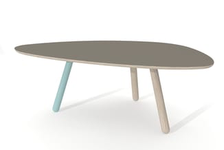 Ovale vergadertafel met grijs blad en drie houten poten, waarvan één in lichtblauw, twee in naturel hout.