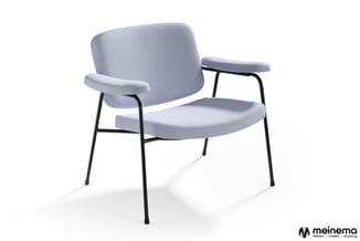 Grijsblauwe stoel met zwart metalen frame, afgeronde rugsteun en armleuningen, zitting met licht gewelfde vorm.