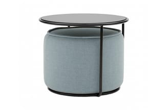 Ronde tafel met zwart blad en zwart metalen frame, ondersteund door een grijsblauwe gewatteerde cilindervormige voet.