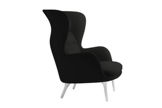 Zwarte fauteuil met hoge, gevleugelde rugleuning en grijze houten poten, geïsoleerd tegen witte achtergrond.