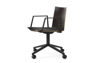 Zwarte bureaustoel met armsteunen op wielen, zitting en rugleuning in zwart leer, stalen frame, vijfpoot voetsteun.