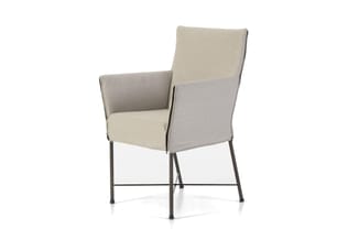 Moderne stoel met grijsbeige gestoffeerde zitting en rugleuning, metalen frame, armsteunen, op witte achtergrond.