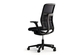 Zwarte ergonomische bureaustoel met netweaving, gestoffeerde zitting, verstelbare armleuningen en vijfpotige wielbasis op wit