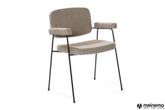 Grijsbeige stoffeerstoel met armleuningen, zwart metalen frame en poten, moderne gestoffeerde zit- en rugleuning.