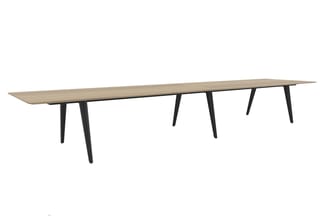 Lange vergadertafel met licht houten blad en zwarte poten, drie steunpilaren.