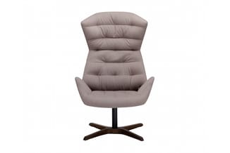 Grijze fauteuil met gestoffeerde zitting en rugleuning, horizontale voering, op donker houten vierpotige stervoet.