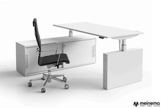 Moderne kantoorsetting met wit bureau met elektrisch verstelbaar blad, witte kastenwand, zwarte bureaustoel en meinema-logo.