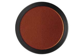 Ronde akoestische paneel met terracottakleurig stofbekleding en zwart frame, tegen witte achtergrond.
