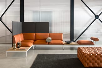 Moderne lounge met oranje leren hoekbank, grijze rugkussens, lage salontafel met houten blad, bruine gestoffeerde poef en don