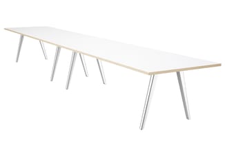 Lange vergadertafel wit blad met houten rand, zilverkleurige metalen poten, modulaire opstelling.