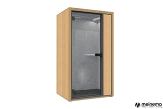 Houten akoestische belcel met grijze akoestische binnenwanden, zwarte deurkader en deurklink, vrijstaand.