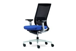 Ergonomische bureaukruk met blauw zitgedeelte, zwart mesh rugleuning, verstelbare armleuningen, zilveren frame en wieltjes.