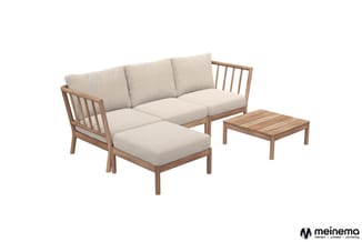 Houten loungeset met beige kussens: driezitsbank, ottoman en salontafel tegen witte achtergrond.