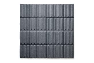 Grijze akoestische wandpanelen met verticale rillingen, gerangschikt in vier rijen tegen witte wand.
