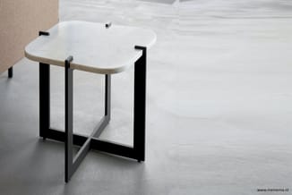 Bijzettafel met wit marmeren blad en afgeronde hoeken, zwart metalen onderstel met kruisvormig frame, op lichte houten vloer.