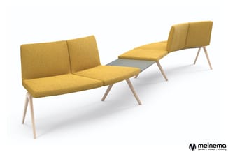 Geel stofferen loungeset met twee zitdelen en grijze middentafel, houten poten, op wit oppervlak.