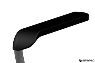 Zwart ergonomische armleuning met grijs metalen bevestigingspunt, onder hoek gefotografeerd.