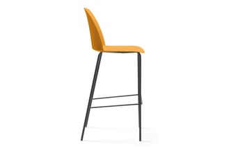 Gele barkruk met zwart metalen frame en voetsteun, zijaanzicht tegen witte achtergrond.