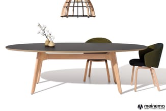Ovale vergadertafel met zwart blad en houten onderstel, houten stoel met olijfgroen en zwart bekleding, hangende lamp met hou