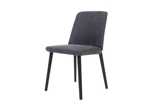 Grijze stoel met suède bekleding, zwarte poten, eenvoudig modern design, voor kantoor of vergaderruimte.