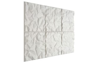 Witte 3D akoestische wandpanelen met gerimpeld oppervlak, gerangschikt in twee horizontale rijen tegen witte achtergrond.