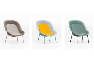 Drie moderne stoelen met gebogende rugleuning en metalen poten in verschillende kleuren: grijs met roze poten, blauw met geel