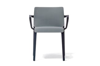 Grijze stoel met armleuningen en donkerblauw houten frame, frontaanzicht op witte achtergrond.