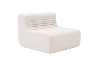 Witte modulaire loungestoel met gestoffeerde zitting, geplooide rugkussens en afgeronde vormen.