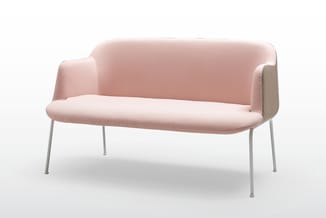 Roze bank met geboorde rugsteun en zijvlakken in grijs stof, metalen poten, twee zitplaatsen.