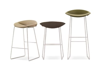Drie barkrukken met metalen onderstel en gewelfde zitting in beige, donkerbruin en groen.