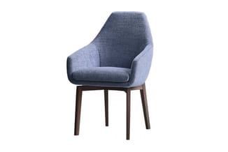 Blauwe stoel met hoge gebogen rugleuning, grijsgeverfde zitting en donkerbruine houten poten.